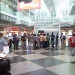 Menschenauflauf vor der S-Bahn